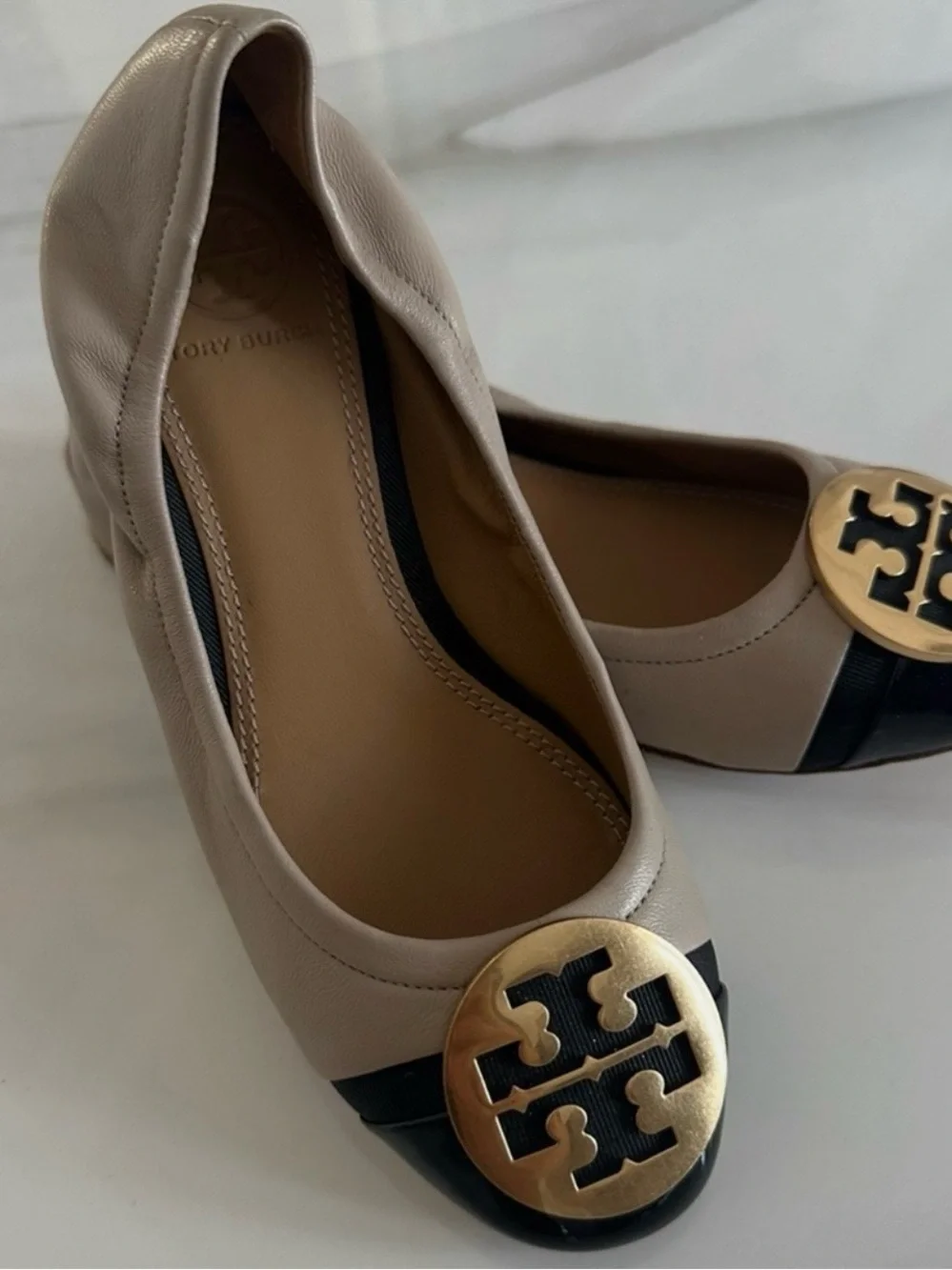 Tory Burch Women’s Tan Leather Ballet Flats with Gold Logo size 5
